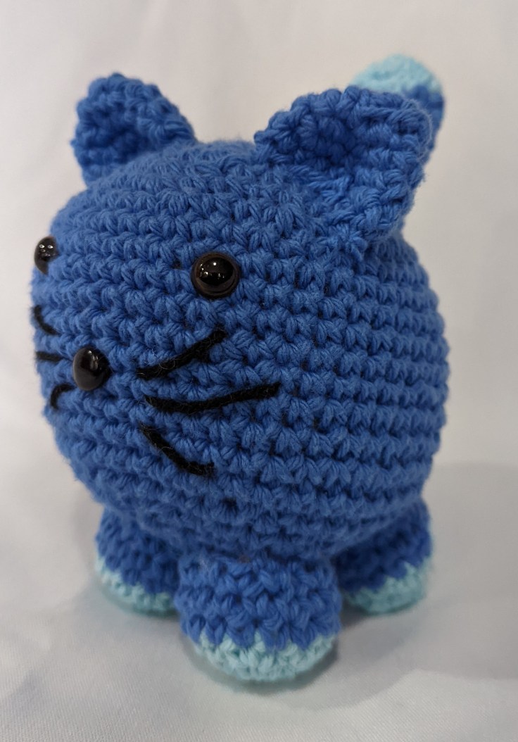 Chat bleu de Quenours d'Amour - Hauteur: 19 cm Largeur: 16 cm. Prix : 20.00$ CAD Pour commander : quenoursdamour@gmail.com