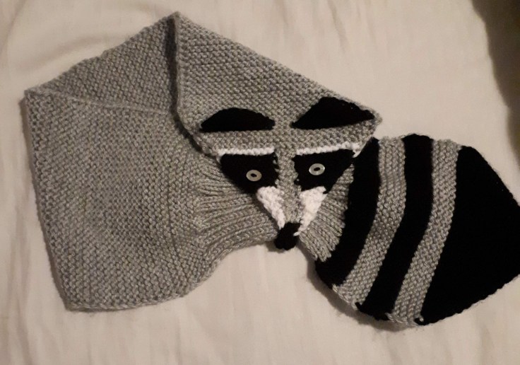 Foulard raton laveur de Quenours d'Amour - Hauteur: 45 cm Largeur: 48 cm. Prix : 27.00$ CAD Pour commander : quenoursdamour@gmail.com