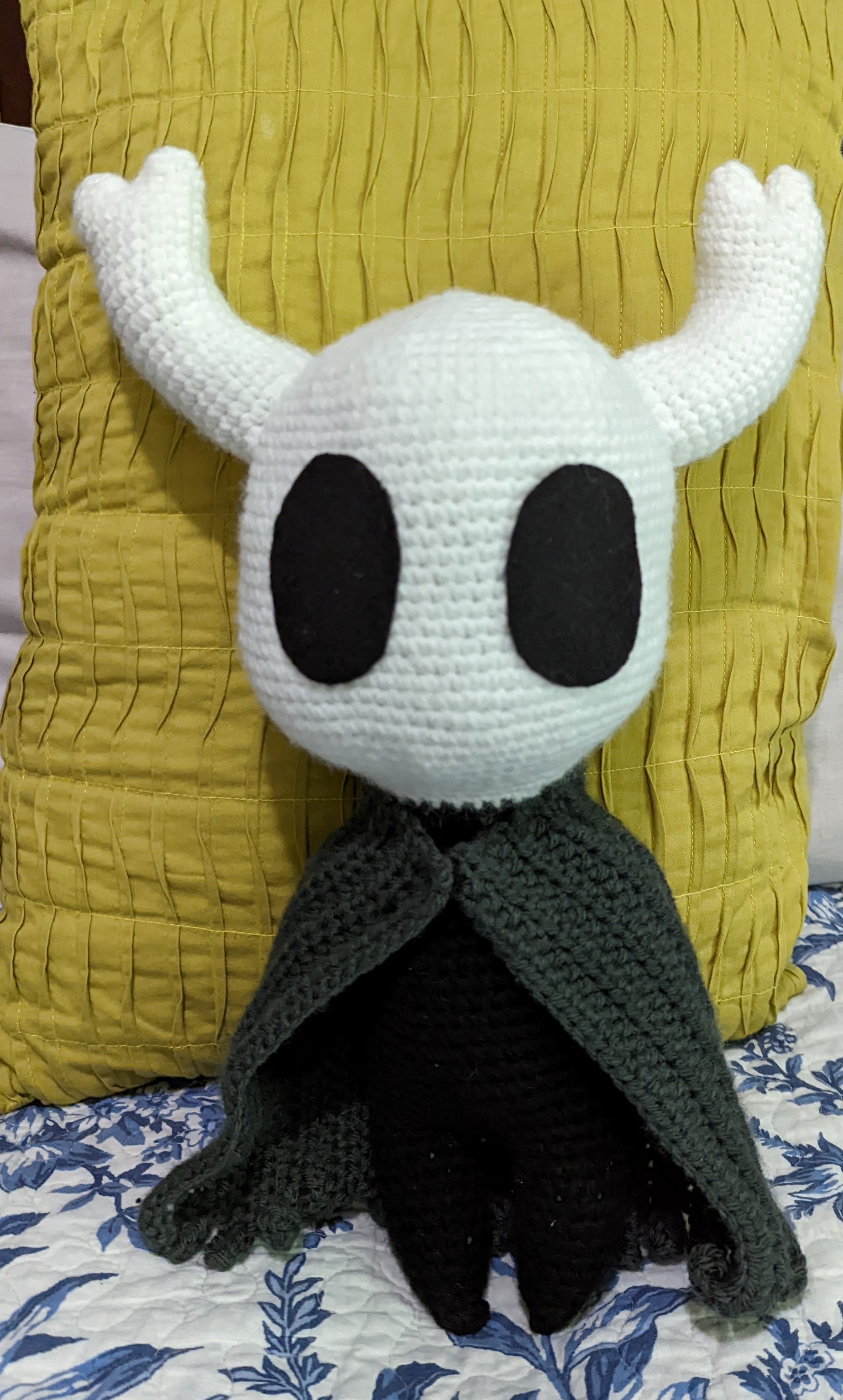 Hollow Knight de Quenours d'Amour - Hauteur: X cm Largeur: X cm. Prix : 35.00$ CAD chaque. Pour commander : quenoursdamour@gmail.com