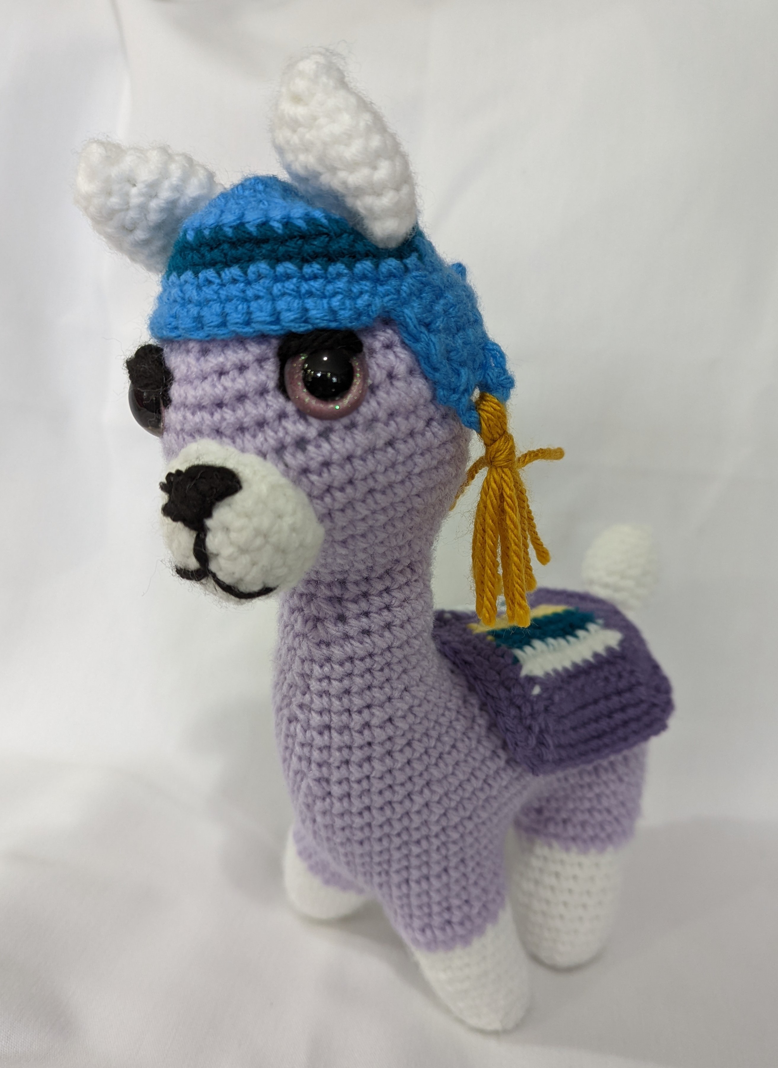 Lama de Quenours d'Amour - Hauteur: 29 cm Largeur: 22 cm. Prix : 25.00$ CAD Pour commander : quenoursdamour@gmail.com