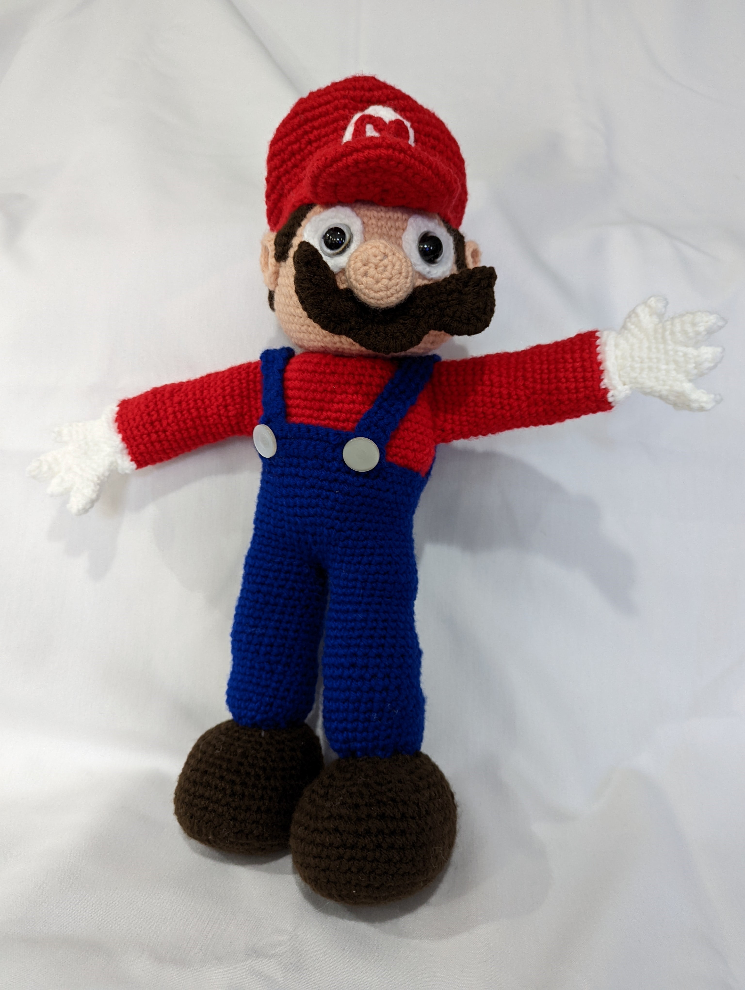 Mario Bros de Quenours d'Amour - Hauteur: 43 cm Largeur: 38 cm. Prix : 60.00$ CAD chaque. Pour commander : quenoursdamour@gmail.com