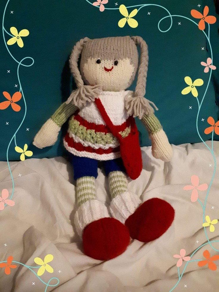 Poupée aux tresses de Quenours d'Amour - Hauteur: 45 cm Largeur: 48 cm. Prix : 60.00$ CAD Pour commander : quenoursdamour@gmail.com