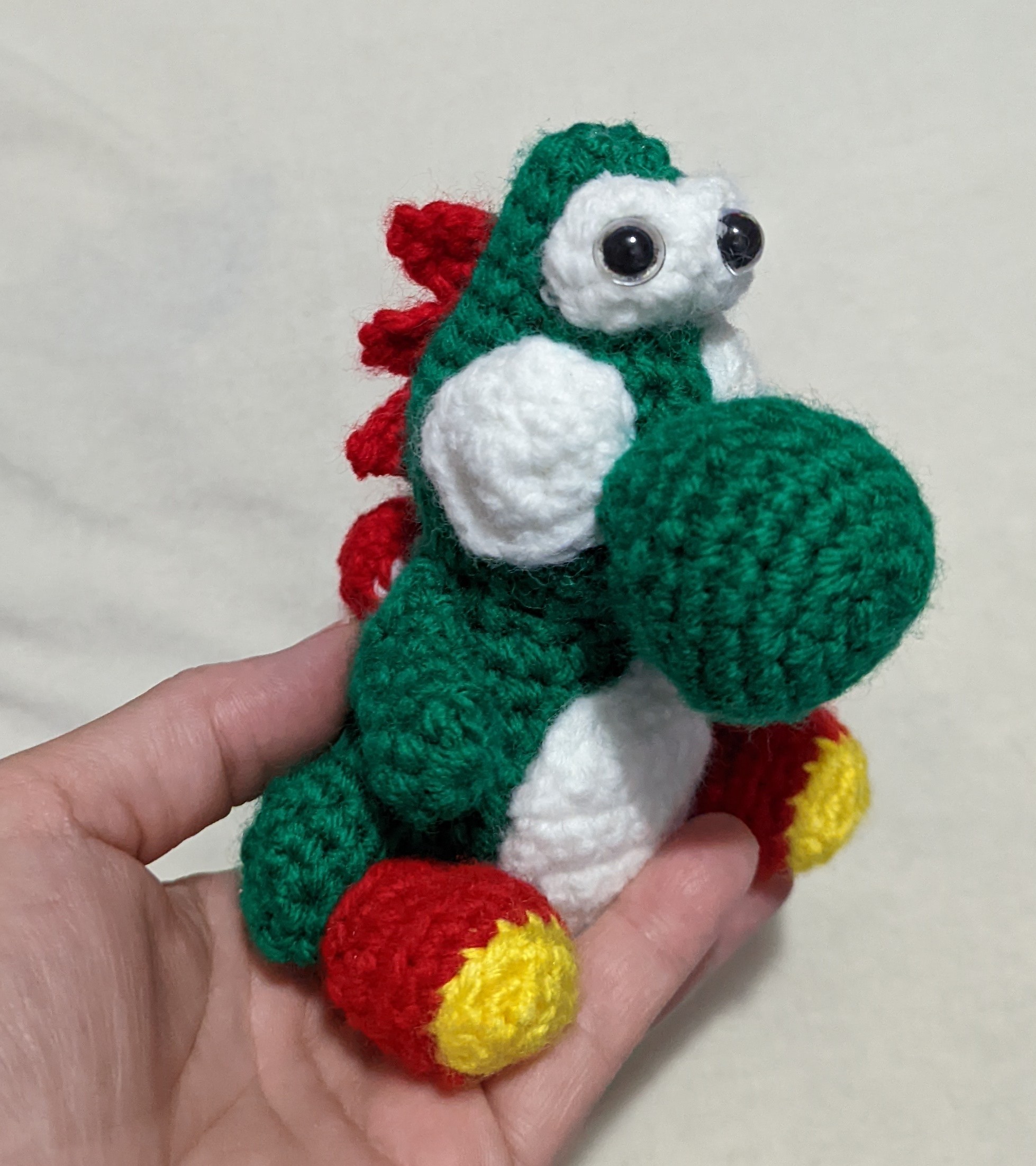 Yoshi de Quenours d'Amour - Hauteur: 13 cm Largeur: 11 cm. Prix : 25.00$ CAD Pour commander : quenoursdamour@gmail.com